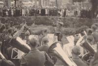 52. Duits muziekkorps bij Villa Simpang aan de Burgemeester de Raadtsingel tijdens de tweede wereldoorlog in Dordrecht thumbnail