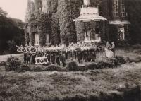 57. Duits muziekkorps bij Villa Simpang aan de Burgemeester de Raadtsingel tijdens de tweede wereldoorlog in Dordrecht thumbnail