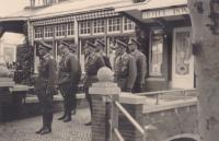 58. Delegatie Duitse officieren bij Hotel Ponsen aan de Burgemeester de Raadtsingel tijdens de tweede wereldoorlog in Dordrecht thumbnail