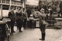59. Delegatie Duitse officieren bij Hotel Ponsen aan de Burgemeester de Raadtsingel tijdens de tweede wereldoorlog in Dordrecht thumbnail