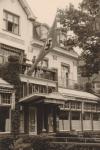 60. Duitse militairen hangen de swastikavlag uit op het balkon van Hotel Ponsen aan de Burgmeester de Raadtsingel thumbnail