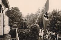 61. Duitse militairen op het balkon van Hotel Ponsen aan de Burgemeester de Raadtsingel in juni 1940 thumbnail