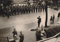 62. Duitse officieren salueren voor het hijsen van de Duitse oorlogsvlag bij Hotel Ponsen aan de Burgemeester de Raadtsingel thumbnail