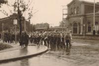 65. Duits muziekkorps komt aangemarcheerd over de Burgemeester de Raadtsingel in juni 1940 tijdens een parade thumbnail