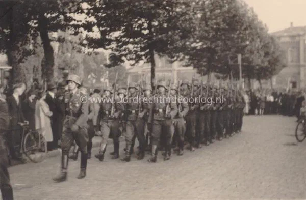 68. Duitse troepen marcheren over de Stationsweg in Dordrecht image