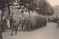 68. Duitse troepen marcheren over de Stationsweg in Dordrecht thumbnail
