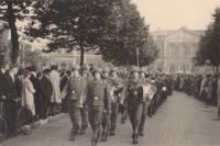 69. Duitse troepen marcheren over de Stationsweg in Dordrecht thumbnail