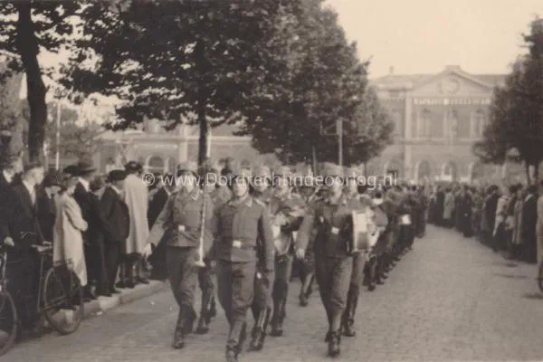 69. Duitse troepen marcheren over de Stationsweg in Dordrecht image