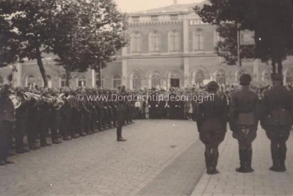 70. Erewacht op de Stationsweg in Dordrecht image