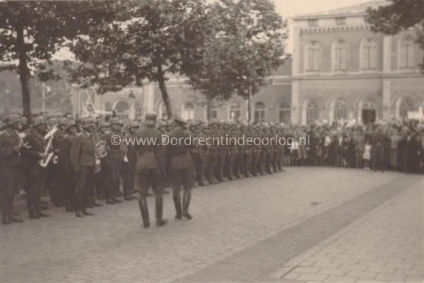 71. Erewacht op de Stationsweg in Dordrecht image