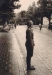 72. Een Duitse officier van de Luftwaffe geeft bevelen uit aan zijn troep op de Stationsweg in juni 1940 tijdens een parade thumbnail