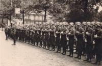 73. Duitse troepen staan in de houding op de Stationsweg in juni 1940 tijdens een parade 398 thumbnail