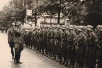 74. Duitse troepen van de Luftwaffe worden geinspecteerd door twee officieren op de Stationsweg in juni 1940 tijdens de parade thumbnail
