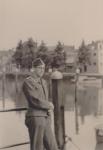 75. Een Duitse militair van de Luftwaffe in de Nieuwe Haven in Dordrecht tijdens de tweede wereldoorlog thumbnail