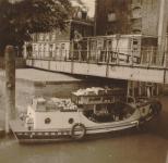 77. Duitse militair op de brug bij het Maartensgat gezien vanuit de Korte Geldersekade in Dordrecht tijdens de tweede wereldoorlog thumbnail