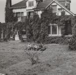78. Duitse militairen in het gras in de tuin van Villa Simpang in Dordrecht tijdens de tweede wereldoorlog thumbnail