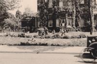 79. Nederlandse krijgsgevangen militairen in de tuin van Villa Simpang aan de Burgemeester de Raadtsingel in juni 1940 thumbnail