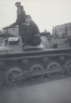 Een Duitse panzer op het van Baerleplantsoen in Dordrecht thumbnail