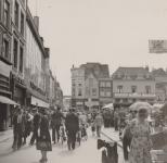 80. Dordtse burgerij op het Scheffersplein in Dordrecht tijdens de tweede wereldoorlog thumbnail