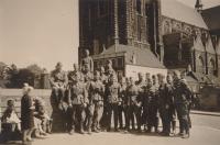 81. Duitse militairen poseren bij de Grote Kerk ter hoogte van de Lange Geldersekade thumbnail