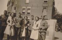 82. Duitse militairen poseren voor een foto ter hoogte van de Lange Geldersekade thumbnail