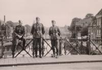 83. Duitse militairen poseren voor een foto op de Nieuwbrug in Dordrecht thumbnail