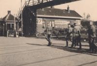 84. Duitse militairen lopen over het spoor bij de voetgangersbrug tussen de Transvaalstraat en de Dubbeldamseweg in Krispijn thumbnail
