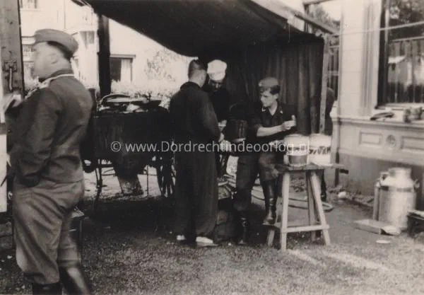 85. Duitse militairen bij villa Rozenburg aan de Burgemeester de Raadtsingel in Dordrecht tijdens de Tweede Wereldoorlog image