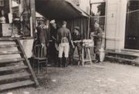 86. Duitse militairen bij villa Rozenburg aan de Burgemeester de Raadtsingel in Dordrecht tijdens de Tweede Wereldoorlog thumbnail