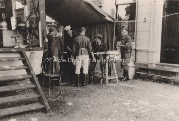 86. Duitse militairen bij villa Rozenburg aan de Burgemeester de Raadtsingel in Dordrecht tijdens de Tweede Wereldoorlog image