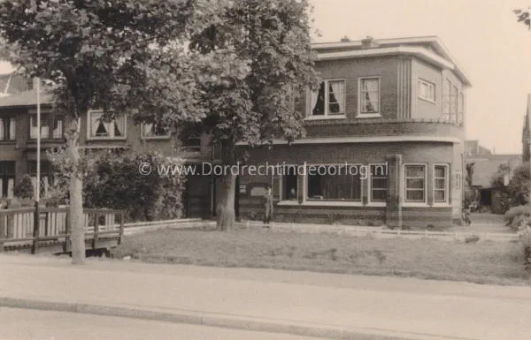87. Duitse militair voor het CJMV gebouw aan de Burgmeester de Raadtsingel tijdens de Tweede Wereldoorlog image