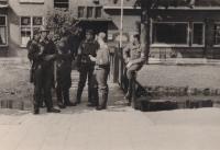 88. Duitse militairen voor het CJMV gebouw aan de Burgmeester de Raadtsingel tijdens de Tweede Wereldoorlog thumbnail