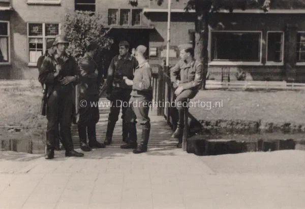 88. Duitse militairen voor het CJMV gebouw aan de Burgmeester de Raadtsingel tijdens de Tweede Wereldoorlog image