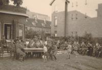 89. Duitse militairen in de voortuin van het CJMV gebouw aan de Burgemeester de Raadtsingel tijdens de Tweede Wereldoorlog thumbnail