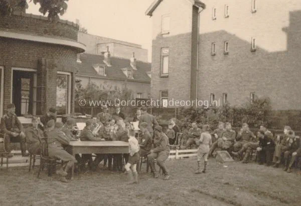 89. Duitse militairen in de voortuin van het CJMV gebouw aan de Burgemeester de Raadtsingel tijdens de Tweede Wereldoorlog image
