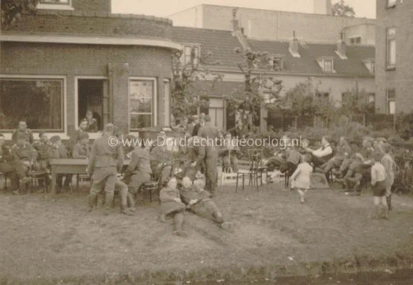 90. Duitse militairen in de voortuin van het CJMV gebouw aan de Burgemeester de Raadtsingel tijdens de Tweede Wereldoorlog image