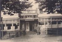91. Een Duitse militair voor Hotel Ponsen tijdens de Tweede Wereldoorlog in Dordrecht thumbnail