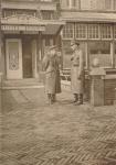 93. Duitse officieren van de Luftwaffe voor Hotel Ponsen aan de Burgemeester de Raadtsingel in Dordrecht tijdens de Tweede Wereldoorlog thumbnail