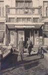 94. Duitse officieren van de Luftwaffe voor Hotel Ponsen aan de Burgemeester de Raadtsingel in Dordrecht tijdens de Tweede Wereldoorlog thumbnail