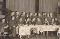 95. Duitse Luftwaffe militairen aan de Schnaps in Hotel Ponsen in Dordrecht tijdens de Tweede Wereldoorlog thumbnail