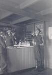 96. Duitse Luftwaffe militairen aan de Schnaps in Hotel Ponsen in Dordrecht tijdens de Tweede Wereldoorlog thumbnail