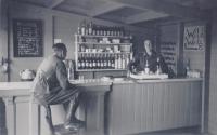 97. Duitse militairen in de bar van Hotel Ponsen aan de Burgemeester de Raadtsingel in Dordrecht tijdens de Tweede Wereldoorlog thumbnail