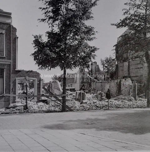 17. Oorlogsschade aan de Singel nummers 205-209 in Dordrecht. image