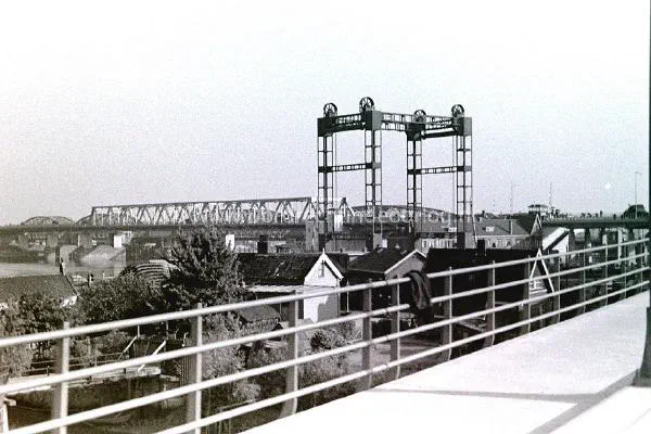 2. De Zwijndrechtse bruggen tijdens de tweede wereldoorlog. image