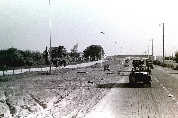 3. De Rijksstraatweg met links de Glazenstraat in Dordrecht tijdens de tweede wereldoorlog. image
