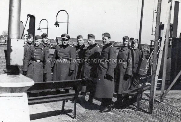 1. Duitse soldaten aan de Buiten Walevest in Dordrecht. image