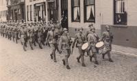 8. Bruggenmarsch te Dordrecht tijdens de mobilisatieperiode. thumbnail