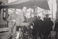 9. Duitse militairen bij een bakfiets, vermoedelijk ergens in Dordrecht thumbnail