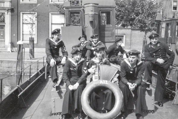 5. Kriegsmarine militairen in de Nieuwe Haven bij het Simon van Gein museum. image