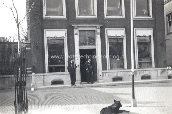 9. Kriegsmarine militairen bij Huize Paul Kooiman in Dordrecht. image